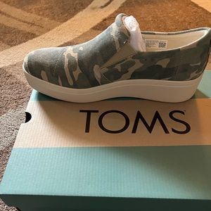 Tom’s womens camo slip on sneakers